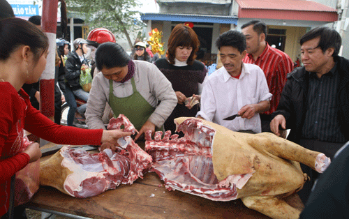 Nhưng hàng nào cũng kín khách mua