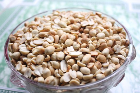 Làm kẹo lạc