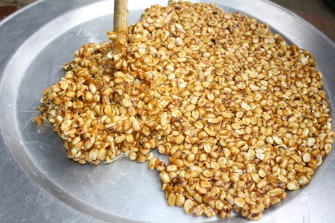 Làm kẹo lạc