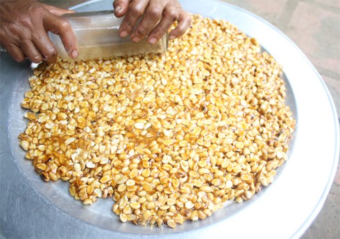 Làm kẹo lạc