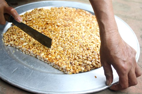 Làm kẹo lạc
