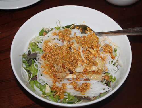 Lạ miệng bún gà xé mắm gừng