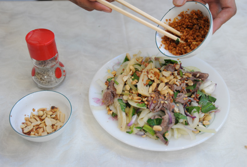 Múc gỏi ra đĩa, cho đậu phộng và tỏi phi vàng lên trên.