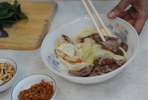Trộn đều các nguyên liệu với nhau.