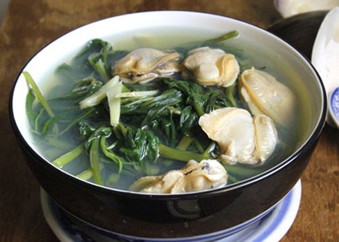 Canh nghêu nấu rau muống