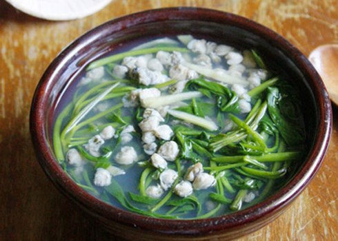 Canh hến nấu rau muống