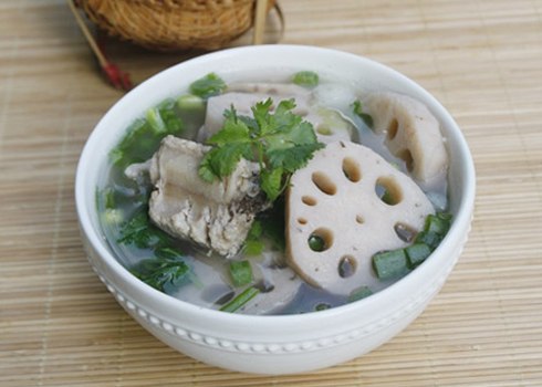 Canh sườn non nấu củ sen
