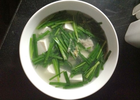 Canh hẹ nấu tàu hủ non