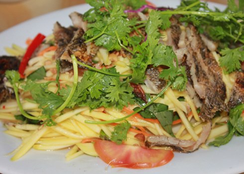 Gỏi xoài cá sặc