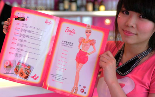 Cô nhân viên xinh xắn "khoe" thực đơn của quán cà phê Barbie.