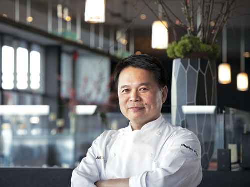 Charles Phan tại nhà hàng Slanted Door ở bang California (Mỹ)