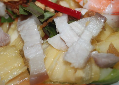 Thịt ba chỉ rửa sạch và luộc chín, thái thành từng sợi vừa ăn.