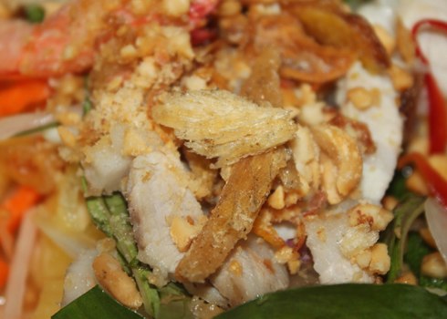 Khô cá sặc nướng chín và xé nhỏ, không nên cho nhiều khô quá sẽ làm món ăn bị mặn, đậm và không ngon.