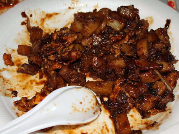Chai tow kuay gồm bột gạo và củ cải trắng cắt miếng nhỏ xào với nước sốt tương, rau, trứng và nước sốt cá, khi ăn sẽ cảm nhận được vị thơm ngon, béo ngậy. Khu ẩm thực Makansutra Gluttons bên vịnh Marina hoặc trung tâm ẩm thực Newton Food Centre là những địa chỉ bỏ túi cho bạn nếu muốn đến Singapore và thưởng thức món này.