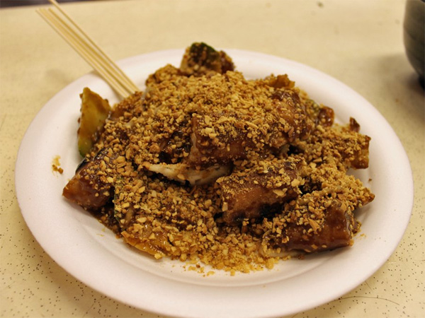 Rojak là món salad kết hợp giữa rau và trái cây gồm dứa, dưa chuột, mực xào, đậu hũ chiên và trứng bắc thảo, rắc lên trên là đậu phộng giã nhỏ, khi ăn có vị ngọt ngọt cay cay hòa quyện rất hài hòa.