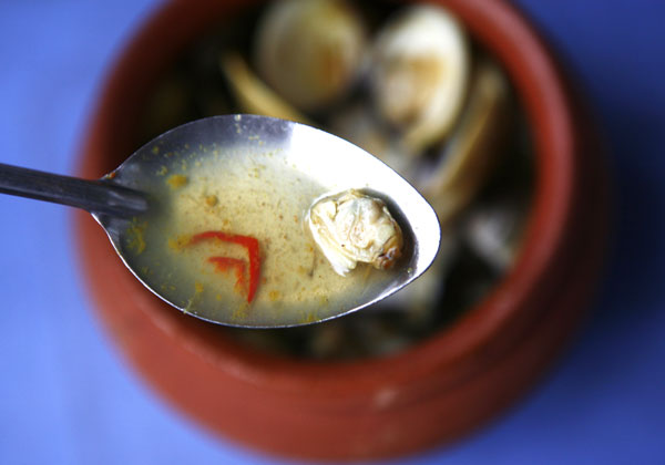 Thịt ngao ăn kèm nước ngao cà ri ngon mê ly.