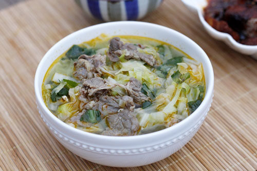 Canh bắp cải nấu với thịt bò