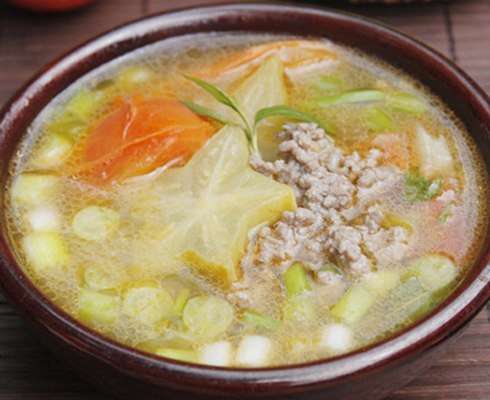 Canh thịt bò bằm nấu khế và cà chua