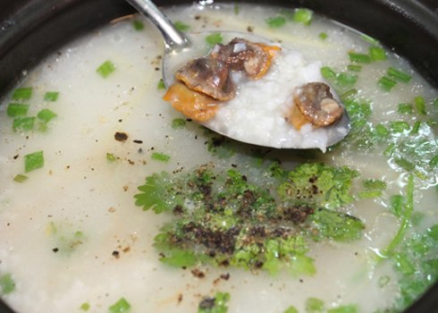 Cháo sò huyết. Ảnh: K.H.