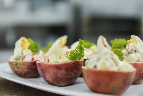 Salad Nga mát lành với rau củ tươi và sốt mayonnaise.
