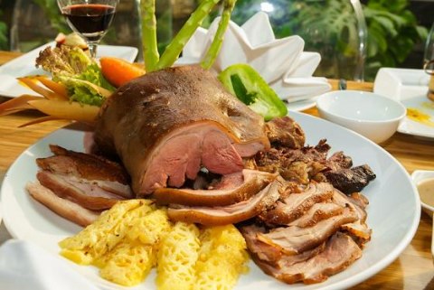 Hàng chục loại thịt nướng xiên kiểu Brazil luôn được phục vụ nóng hổi tại bàn.