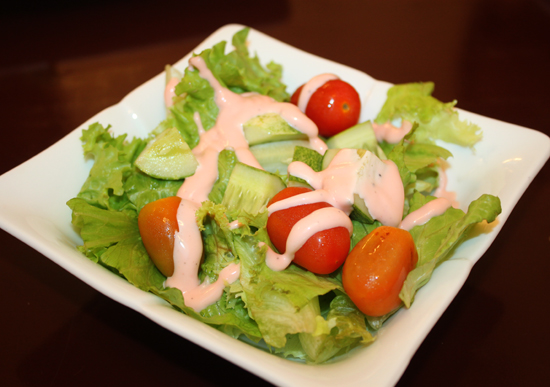 Salad sốt dâu tằm với vị chua chua đặc trưng.