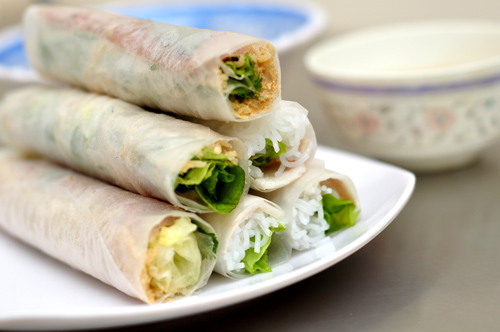 Gỏi cuốn tôm thịt và gỏi cuốn nem chua.