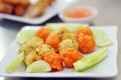 Chả cá, chả tôm viên chiên.