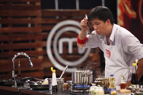 Chàng bác sĩ Nguyên Giáp đang chuẫn bị món gà áp chảo hạt sen. Ảnh: Ân Nguyễn.