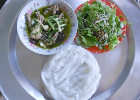 Thịt gà kho ăn bánh ướt