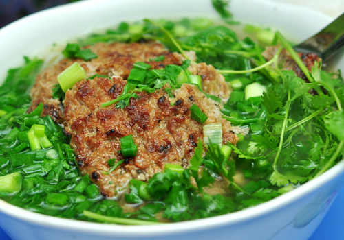 Bún chả chan ăn cùng rau cải xanh.