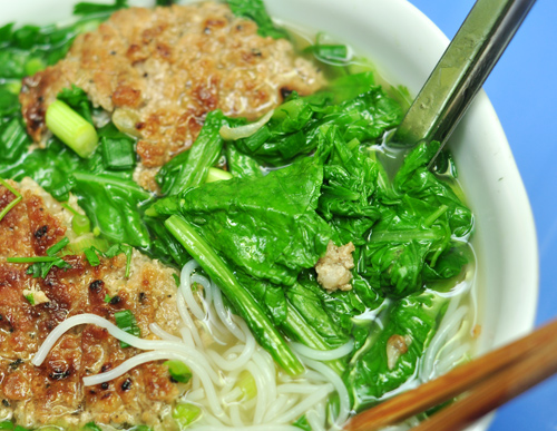 Bún chả chan ăn cùng rau cải xanh.