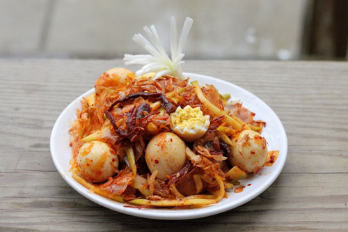 Làm bánh tráng trộn cả nhà cùng ăn