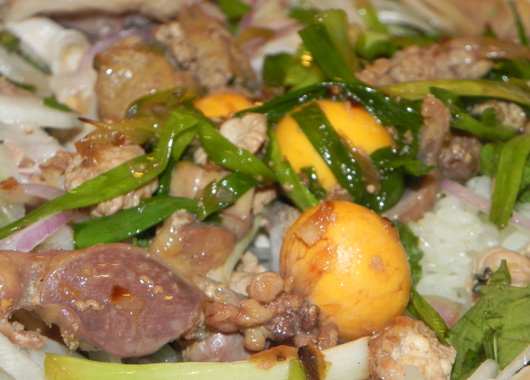Gà mâm với đầy đủ "phụ tùng".