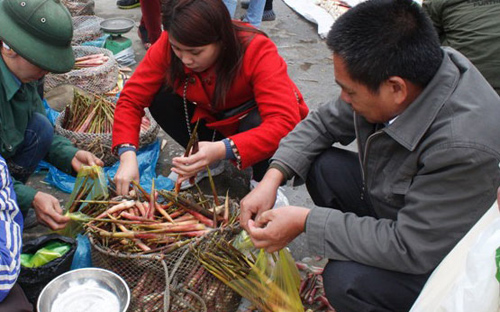 Du khách đang chọn mua măng núi Yên Tử. 