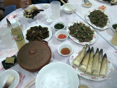 Măng luộc để cả vỏ.