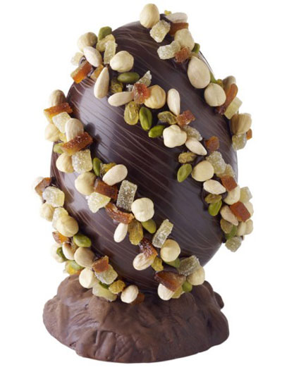 Hãng chocolate nổi tiếng nhất của Anh, Pirre Hermé vừa ra mắt 'quả trứng trang sức' với các loại đá quý giả được làm từ hạnh nhân, quả hồ trăn, kẹo gừng. Nếu muốn sở hữu một quả trứng như vậy bạn sẽ phải bỏ ra 1,2 triệu đồng.