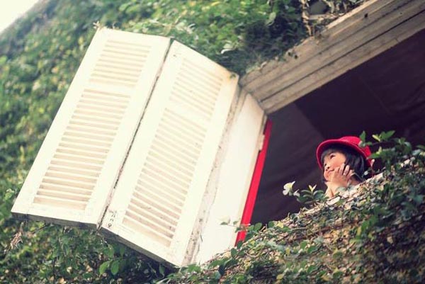 Khung cửa sổ với hàng cây dây leo quấn quanh đầy thơ mộng ở quán Totoro.