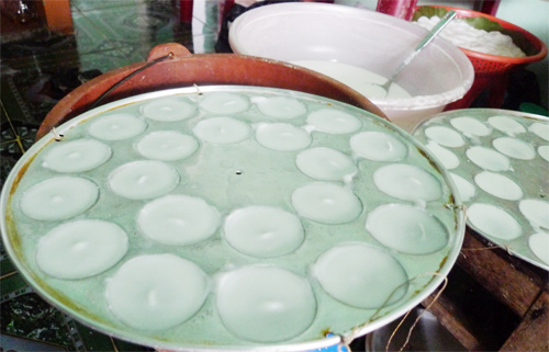 Để có những chiếc bánh tròn trịa như nhau, chủ quán phải dùng khuôn.
