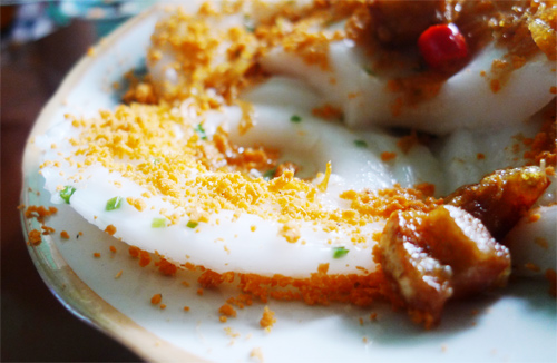 Ở đây, tôm được rải đầy trên bánh cùng với tóp mỡ giòn tan.