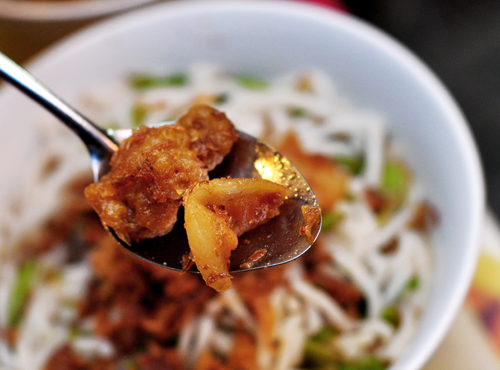 Canh bún có nhiều hành phi tóp mỡ thơm ngậy giòn.