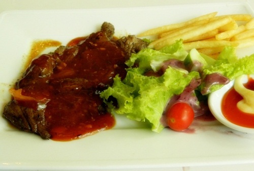 Phần bò bít tết sốt BBQ hấp dẫn