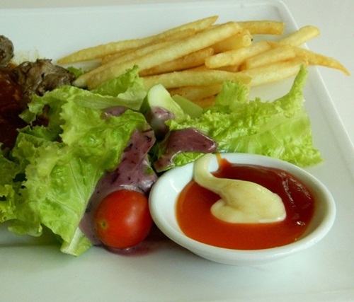 Salad + khoai tây + sốt mayone