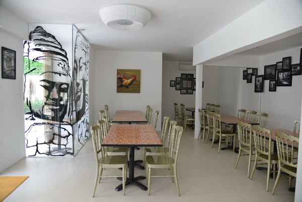 Đến với Con Gà Trống Garden, thực khách còn được thưởng thức những thang thuốc bổ và mát lành hấp dẫn được bào chế từ các loại lá của người Khmer. Thực đơn biến điệu đặc biệt bao gồm "gà đốt lục sơn", "gà tắm biển", "gà đốt xà xía" với thịt thơm mềm, đậm đà bên trong, giòn tan bên ngoài, ăn kèm nước sốt chua cay và xôi hấp nước cốt dừa. Lẩu 'bê của', lẩu 'gà say xỉn' có cả tên gọi thú vị lẫn hương vị lạ miệng, thơm ngon. Quán phục vụ từ 10h đến 2h sáng hôm sau nên thực đơn đồ ăn khuya khá phong phú với các món cháo thơm ngon, bổ dưỡng.