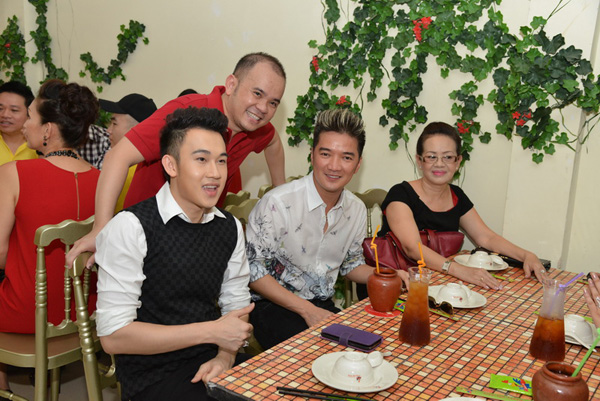 Đàm Vĩnh Hưng và học trò cưng Dương Triệu Vũ cùng cắt băng khai trương nhà hàng và nếm thử các món ăn ở đây.