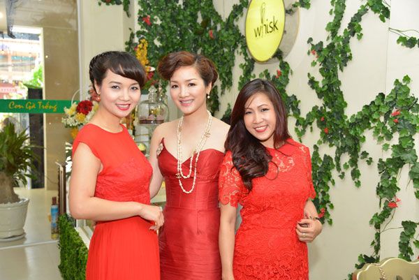 Bộ ba váy đỏ quyến rũ Mai Thu Huyền, Hoa hậu Đền Hùng Giáng My, chuyên gia trang điểm Hạ My.