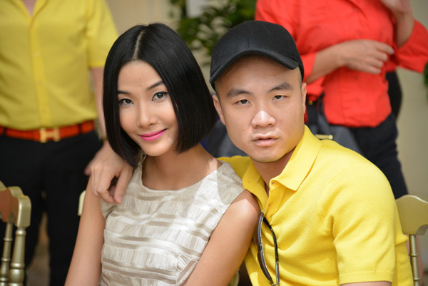 Nhà thiết kễ Đỗ Mạnh Cường khoác vai thân mật với Hoàng Thùy.