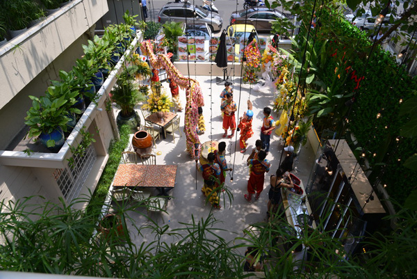 Nhà hàng Con Gà Trống Garden có không gian xanh rộng rãi, thoáng mát, với diện tích 2000 m2, sức chứa lên tới 800 khách trong đó bao gồm: 5 phòng riêng, 3 phòng lạnh với sức chứa từ 10 đến 150 khách, khu vực ngoài trời , sân vườn, ban công rất đẹp, sức chứa lên tới 400 khách.
