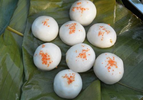 Bánh nếp được bọc lá chuối đem hấp - Ảnh: T.Ly