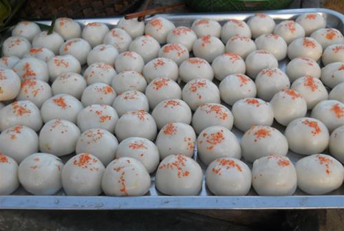 Khay bánh nếp sau khi hấp chín - Ảnh: T.Ly